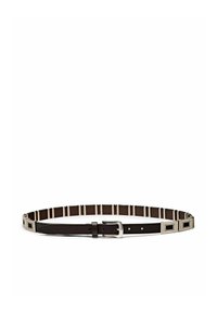 Cintura in pelle marrone con accenti rettangolari in argento, una fibbia in metallo e un design piatto con dettagli distribuiti uniformemente lungo la cinghia.