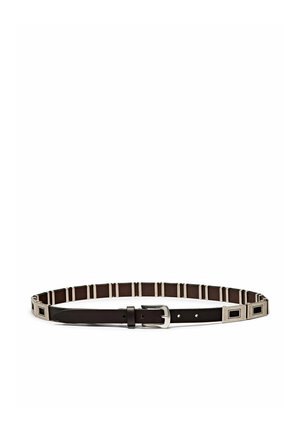 Cintura in pelle marrone con accenti rettangolari in argento, una fibbia in metallo e un design piatto con dettagli distribuiti uniformemente lungo la cinghia.