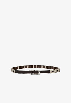 Bruine leren riem met rechthoekige zilveren accenten, een metalen gesp en een vlak ontwerp met gelijkmatig verdeelde details langs de band.