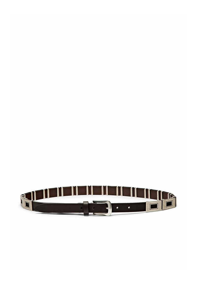 Cintura in pelle marrone con accenti rettangolari in argento, una fibbia in metallo e un design piatto con dettagli distribuiti uniformemente lungo la cinghia.