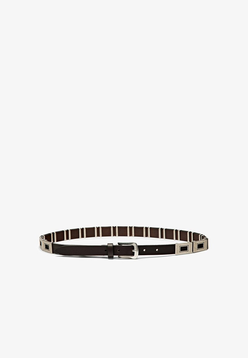 Cintura in pelle marrone con accenti rettangolari in argento, una fibbia in metallo e un design piatto con dettagli distribuiti uniformemente lungo la cinghia.