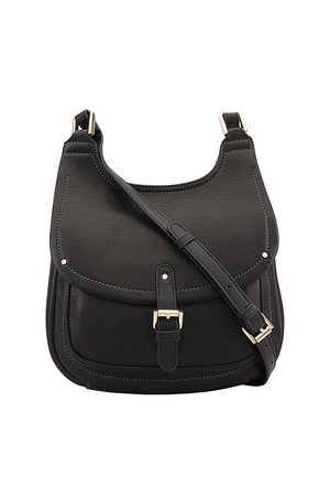Sac à bandoulière en cuir noir avec un rabat courbé, matériel en finition dorée et sangle réglable. Caractéristiques de surpiqûres contrastées et fermeture à boucle sécurisée.