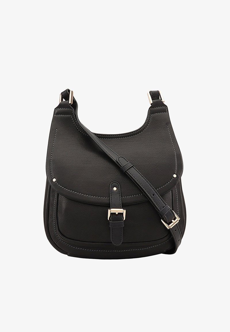Sac à bandoulière en cuir noir avec un rabat courbé, matériel en finition dorée et sangle réglable. Caractéristiques de surpiqûres contrastées et fermeture à boucle sécurisée.