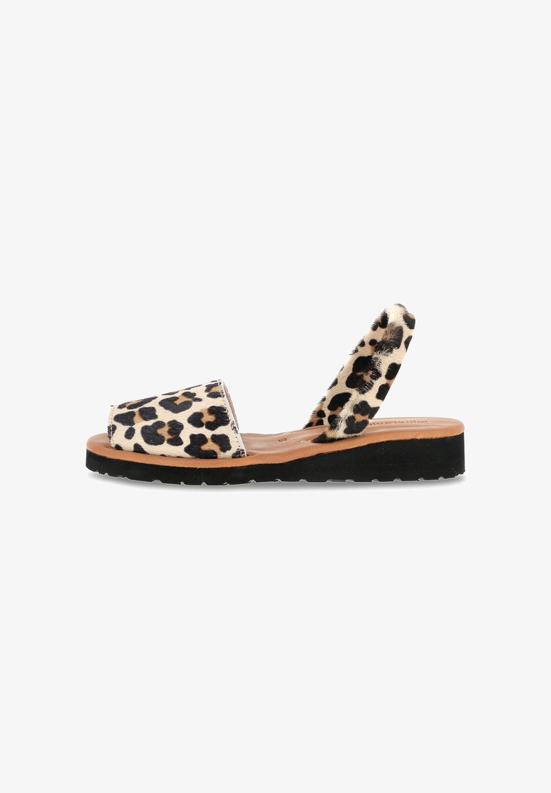 Luipaardprint slingback sandalen met een platte zwarte zool en een tan kleurige voetbed, met een zachte vachtachtige textuur en een eenvoudig ontwerp.