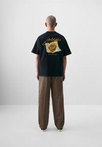 Dickies - GOLDIES X DICKIES BURGER BACKPRINT TEE - T-shirt con stampa - black Immagine in miniatura 1