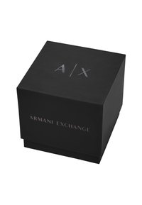 Černá dárková krabička se vzorovaným textem "A/X" a "ARMANI EXCHANGE" ve stříbrné barvě, čtvercového tvaru s matným povrchem.