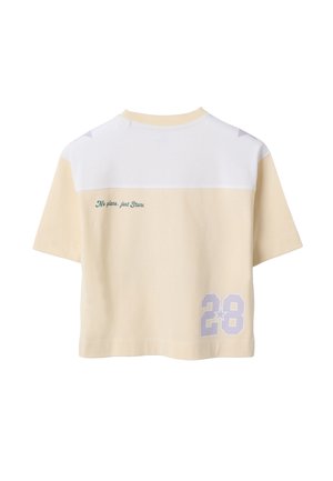 Camicia beige e bianca a maniche corte con la scritta "No plans, just Stars" sul retro e grande numero "28" con stella sul lato inferiore.