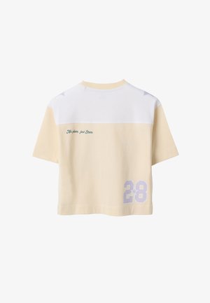 Chemise beige et blanche à manches courtes avec le texte « No plans, just Stars » au dos et un grand numéro « 28 » avec étoile sur le côté inférieur.