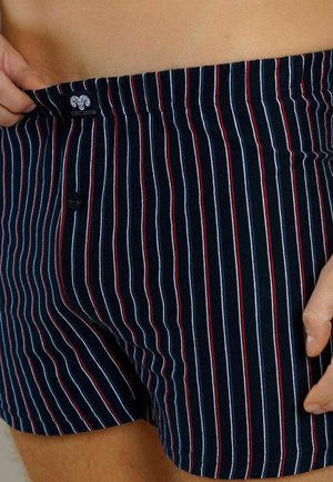 Marineblaues Boxer-Shorts mit vertikalen roten und weißen Streifen, ausgestattet mit einem Knopfverschluss und einem elastischen Bund. Weicher Stoff mit angenehmer Textur.