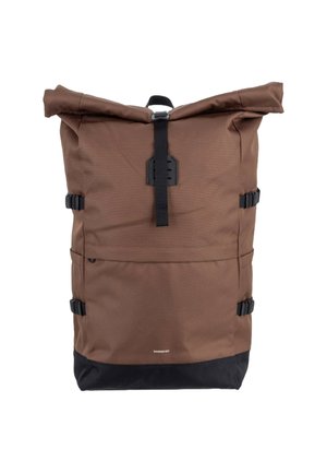 Brauner Roll-Top-Rucksack mit schwarzem Boden, schwarzen Trägern, seitlichen Schnallen und vorderer Reißverschlusstasche vor weißem Hintergrund.