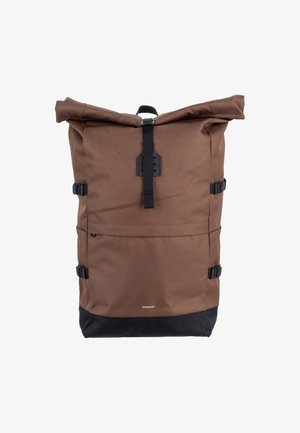 Brauner Roll-Top-Rucksack mit schwarzem Boden, schwarzen Trägern, seitlichen Schnallen und vorderer Reißverschlusstasche vor weißem Hintergrund.