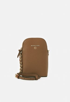 Sac bandoulière Michael Kors en cuir marron texturé avec bandoulière chaîne dorée et logo, posé debout sur fond blanc.