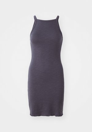 Robe bodycon côtelée en violet foncé, avec de fines bretelles et une silhouette ajustée, fabriquée en tissu tricoté extensible.
