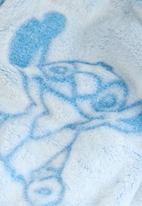 Tissu peluche doux bleu clair et blanc présentant un motif bleu abstrait flou à sa surface.