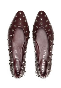 Ballerine in pelle bordeaux con accenti di borchie argentate, design a punta e texture liscia. Logo del marchio visibile sulla soletta.