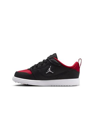 Sneaker bassa nera e rossa con suola bianca, chiusura con lacci e velcro e logo silhouette bianco ricamato sul lato.