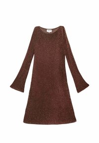 Vestido de punto marrón con mangas largas y acampanadas, escote redondeado y un acabado texturizado y brillante. Silueta recta.