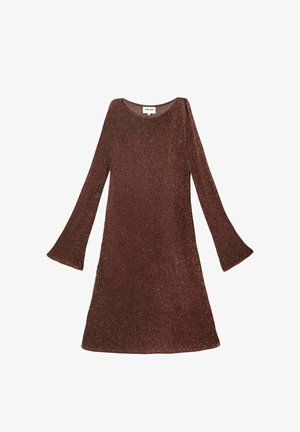 Braunes Strickkleid mit langen, schwingenden Ärmeln, einem runden Ausschnitt und einer strukturierten, funkelnden Oberfläche. Gerade Silhouette.