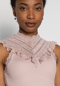 Rosemunde Top - vintage powder
