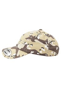 Căciulă de camuflaj în nuanțe de bej și brun, având un design structurat, bor subțiat și orificii de ventilație. Textură de țesătură netedă.