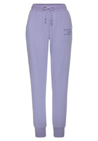 Paarse katoenen joggingsbroek met elastische tailleband en koord. Heeft geribbelde boorden en een tekstprint aan de rechterkant: "GENIET VAN ELK MOMENT VAN JE LEVEN."