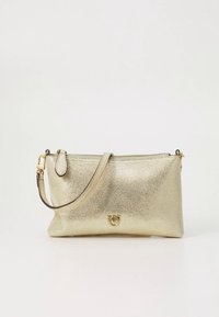 Kultainen metallinhohtoinen clutch-laukku, jossa on teksturoitu pinta, vetoketjukiinnitys ja irrotettava hihna. Etuosassa pieni logo.