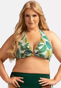 Kostium kąpielowy w stylu halter, z białym tłem w zielone tropikalne liście i okrąłym złotym akcentem na środku.