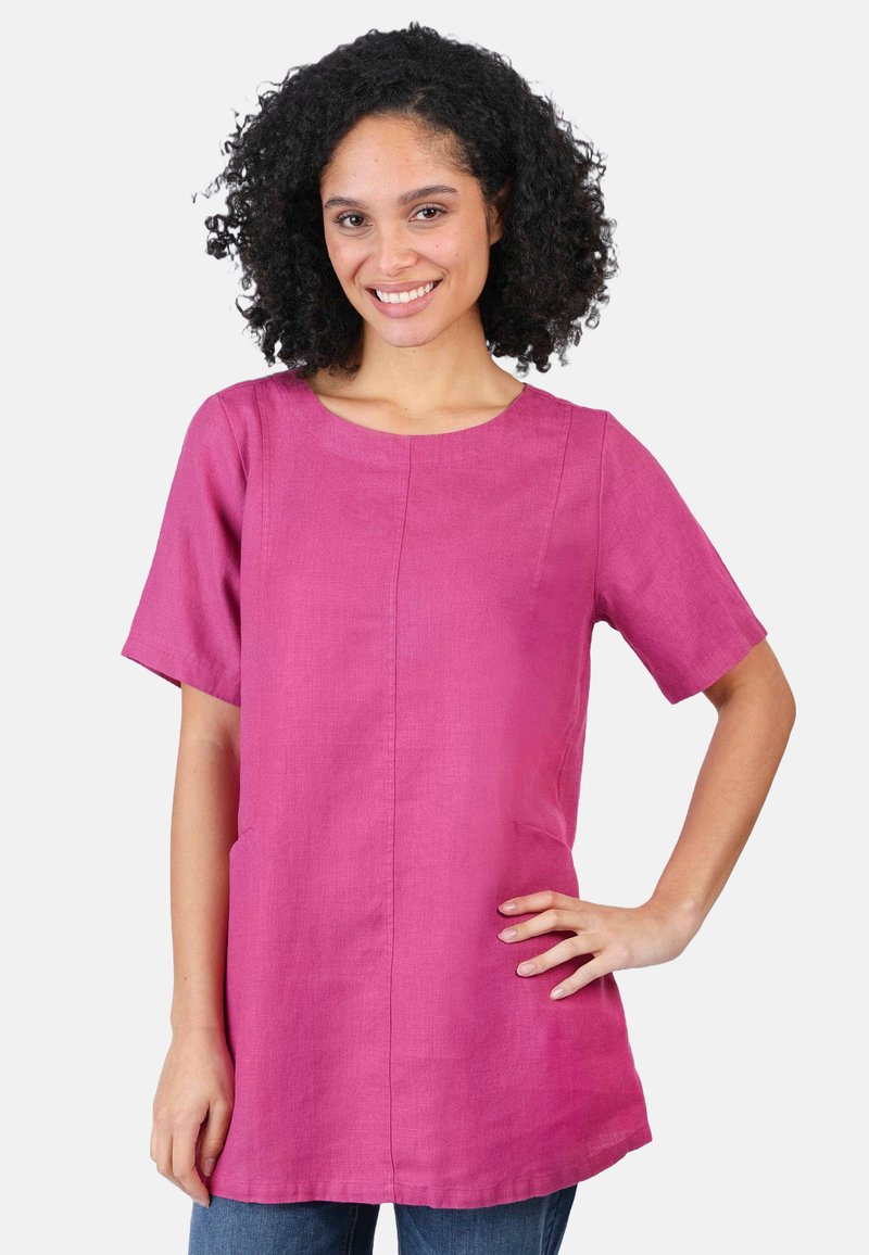 Pink short-sleeve tunic top in lightweight fabric, featuring a round neckline, front seams, and two side pockets. Casual fit with a straight hem.