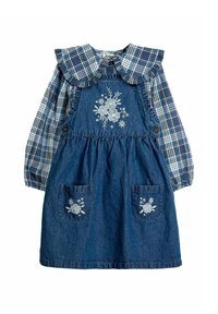 Denim haljina s cvjetnim vezom, plava duža košulja s kariranim uzorkom ispod, naborani ovratnik, dva prednja džepa, plave nijanse kroz cijelu haljinu.