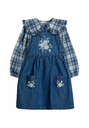 Denimkleid mit floralem Stickerei, karierter Langarmbluse darunter, Rüschensaum, zwei Fronttaschen, blaue Farbtöne durchgehend.