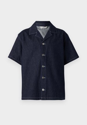 Kurzarm-Denimhemd in Dunkelblau, mit einem abgeschrägten Kragen, einer Knopfleiste und kontrastierendem weißen Nähen. Glatte Textur.