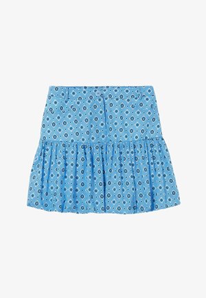 Falda azul con un patrón floral en azul oscuro y blanco, con una cintura ajustada, un dobladillo acampanado con volantes y cierre de botones en la parte frontal.