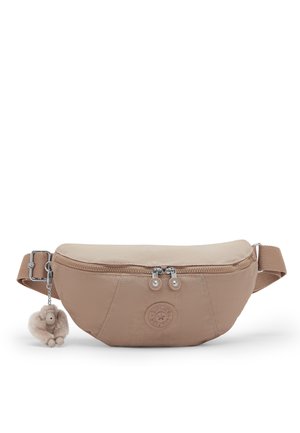 Marsupio in nylon beige con doppia cerniera, tracolla regolabile, patch rotondo con logo e piccolo portachiavi a forma di scimmia in peluche attaccato al lato.