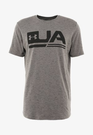 T-shirt gris à manches courtes Under Armour avec logo noir "UA" et bandes sur la poitrine, col rond et texture subtile du tissu.