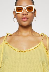 Pieces Curve PCBREEZE OPEN SHOULDER PLAYSUIT - Ολόσωμη φόρμα - pale marigold