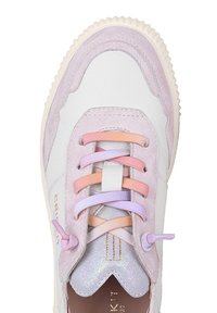 Sneakers wykonane z skóry i zamszu w kolorze białym, jasnoliliowym i różowym. Posiadają płaskie sznurówki, teksturowaną cholewkę oraz żebrowaną gumową podeszwę.