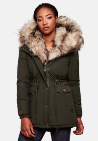 Parka de color verde oliva con una capucha de piel sintética extragrande, cintura ajustable con cordón, cierre de cremallera y botón, y tres bolsillos frontales.