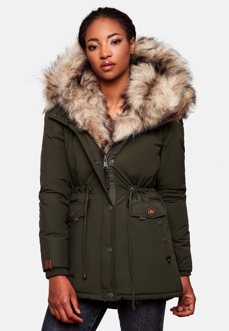 Parka de color verde oliva con una capucha de piel sintética extragrande, cintura ajustable con cordón, cierre de cremallera y botón, y tres bolsillos frontales.