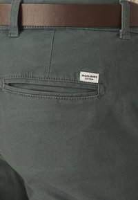 Jack & Jones JPSTMARCO JJDAVE WITH BELT - Pantalones chinos - urban chic