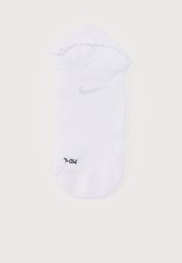 Λευκή αθλητική κάλτσα από αεριζόμενο ύφασμα με ριμπ σχέδιο. Διαθέτει μικρό γκρι λογότυπο Nike και ένδειξη μεγέθους στο δάχτυλο.