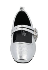 Zapato Mary Jane metálico plateado con dos correas anchas y una hebilla decorativa. Punta redondeada y acabado texturizado. Suela interior negra.