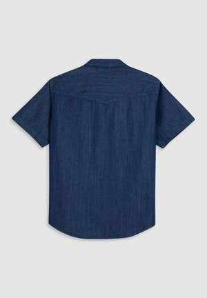 Korte mouwen, donkerblauwe denim shirt met een puntige kraag, afgeronde onderkant en subtiele textuur, met een centrale naaddetail op de rug.