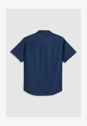 Camicia in denim blu scuro a maniche corte con colletto a punta, orlo curvo e texture sottile, caratterizzata da una cucitura centrale sul retro.