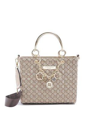 Bolso de mano River Island beige con patrón, asas doradas, colgante de cadena y correa oscura desmontable sobre fondo blanco.