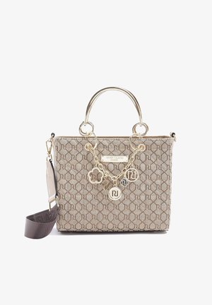 Sac à main River Island beige à motifs avec poignées dorées, chaîne décorative et bandoulière sombre amovible sur fond blanc.