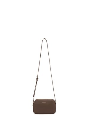 Borsa a tracolla in pelle marrone con forma rettangolare, chiusura con zip e tracolla regolabile. Presenta un logo discreto sul davanti.