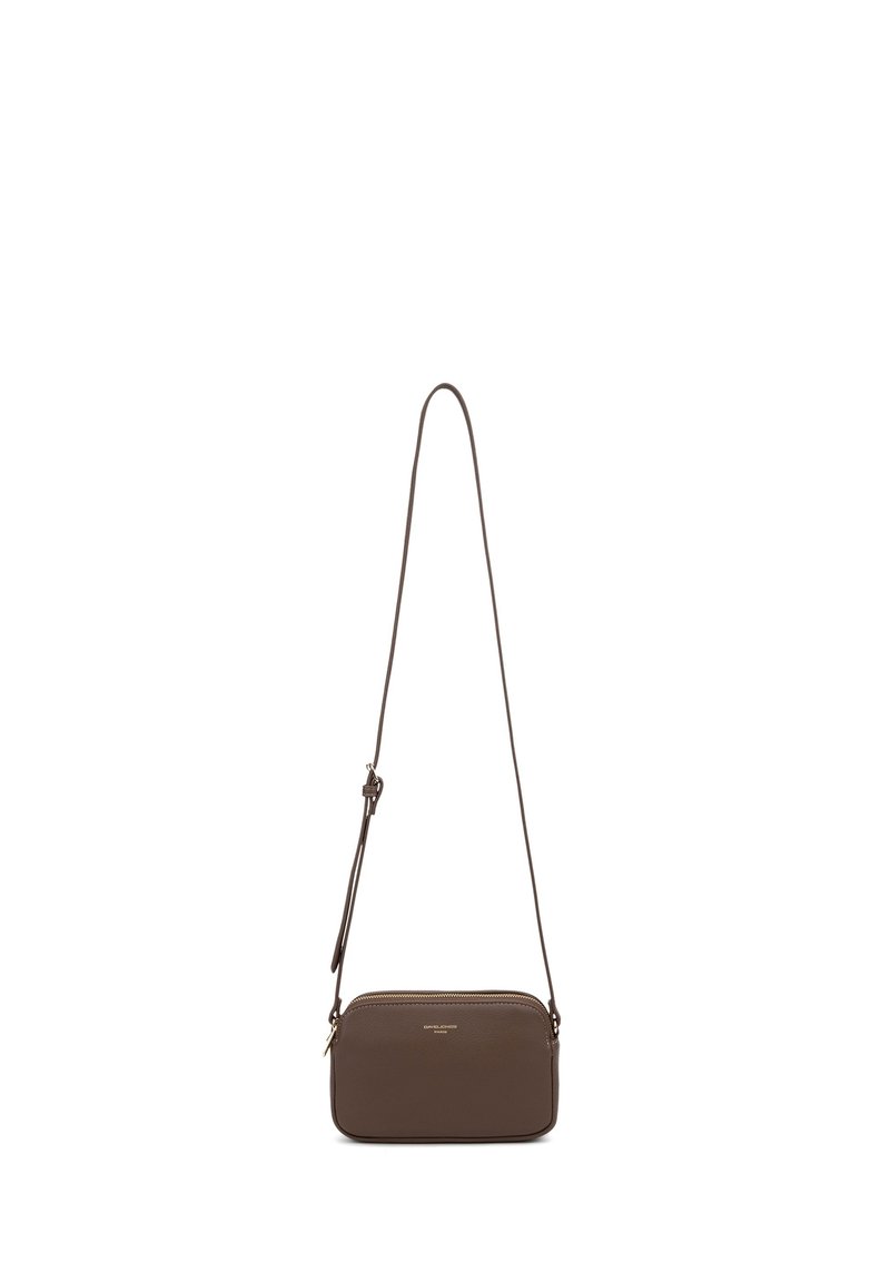 Borsa a tracolla in pelle marrone con forma rettangolare, chiusura con zip e tracolla regolabile. Presenta un logo discreto sul davanti.