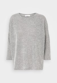 Grå stickad tröja med lös passform, båtformad halsringning och trekvartslånga ärmar. Har en strukturerad mönster och mjukt tyg.