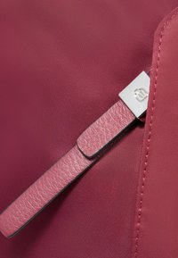 Donkerroze getextureerde stof met een glad roze leren accent en zilveren hardware, met een gestroomlijnd ontwerp voor gemakkelijke hantering.