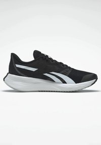 Zapatillas deportivas negras con parte superior de malla, acentos blancos; tacón redondeado, suela acolchada y superficie texturizada para agarre. Diseño con cordones y detalle del logo.